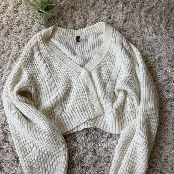 H&M Sweaters - Elegant Cream V-Neck button down crop top thicknet super cute Cardigan